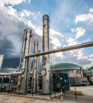 Eine industrielle Biogasanlage zur Aufbereitung und Erzeugung erneuerbarer Energie.