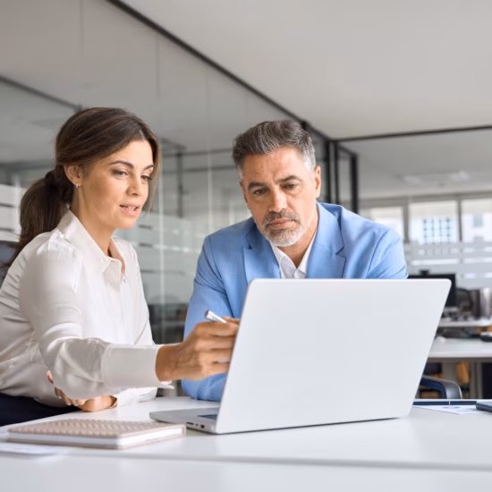 Zwei Fachleute besprechen Daten und Unterlagen während einer Besprechung im Büro.