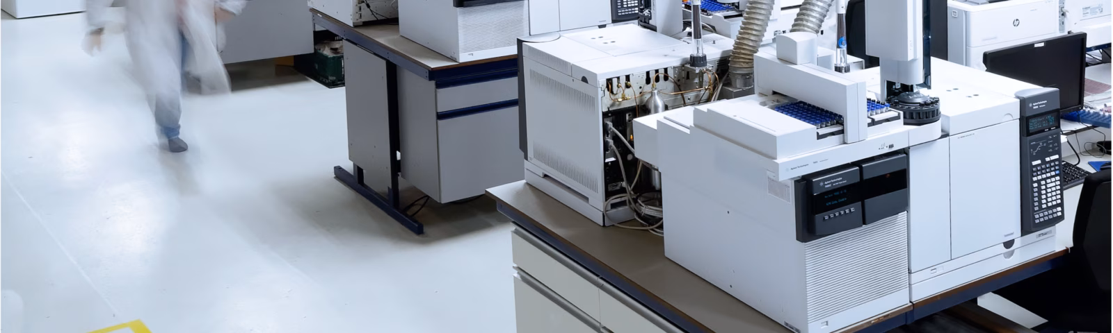Modern laboratorium met geautomatiseerde analyseapparatuur voor onderzoek en kwaliteitscontrole.