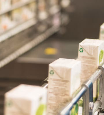 Verpackte Produkte auf einer automatisierten Produktionslinie in einer Produktionsumgebung.