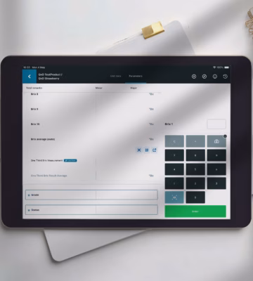 Tablet met een digitale toepassing voor inspectie-, controle- en gegevensregistratie.