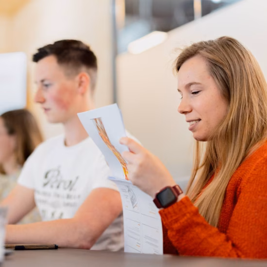 Der Teilnehmer sieht sich während einer Schulung in einer professionellen Lernumgebung die Kursunterlagen an.