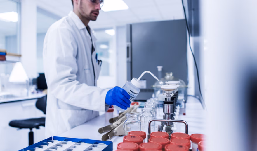 Ein Laborassistent führt in einem modernen Testlabor Qualitätskontrollen an Proben durch.
