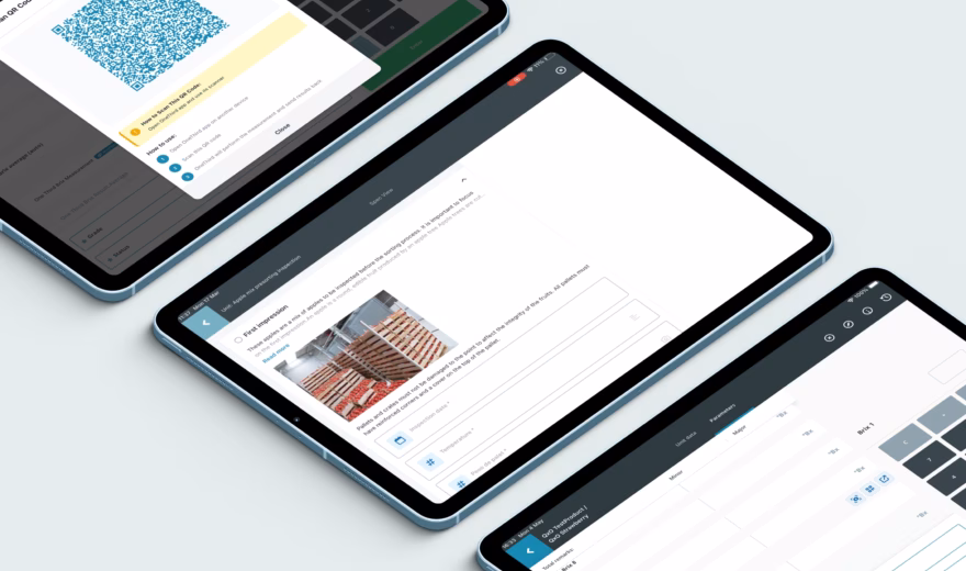 Auf den Tablets wird eine digitale Anwendung für Inspektionen, Audits und die Datenerfassung angezeigt.