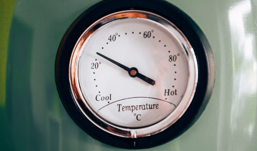 Een analoge temperatuurmeter toont de temperatuur van een installatie of procesomgeving.