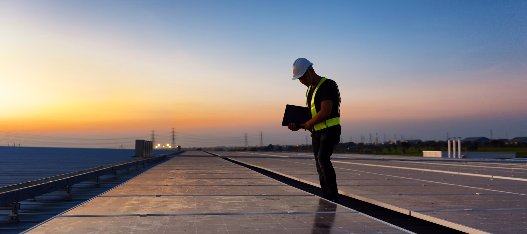 Inspectie van zonnepanelen op een zonnepark of groot dakoppervlak met behulp van een tablet voor monitoring en onderhoud.