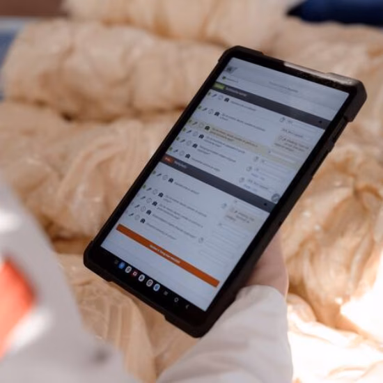 Tablet toont een digitaal formulier terwijl deze wordt gebruikt in een zorg- of thuissituatie.