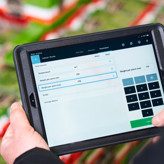 Ein Tablet mit einer digitalen Erfassungsanwendung wird zur Erfassung und Verarbeitung von Daten in einer betrieblichen Umgebung verwendet.