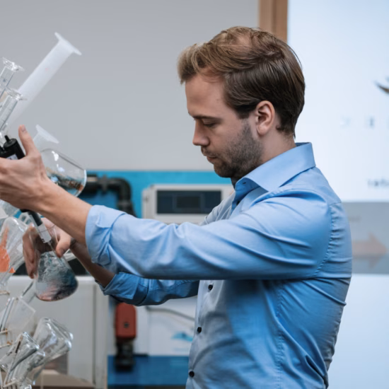 Een man test Erlenmeyer-kolven in een laboratorium.