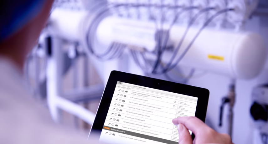 Tablet mit digitaler Qualitätskontrolle in einer Labor- oder Produktionsumgebung.